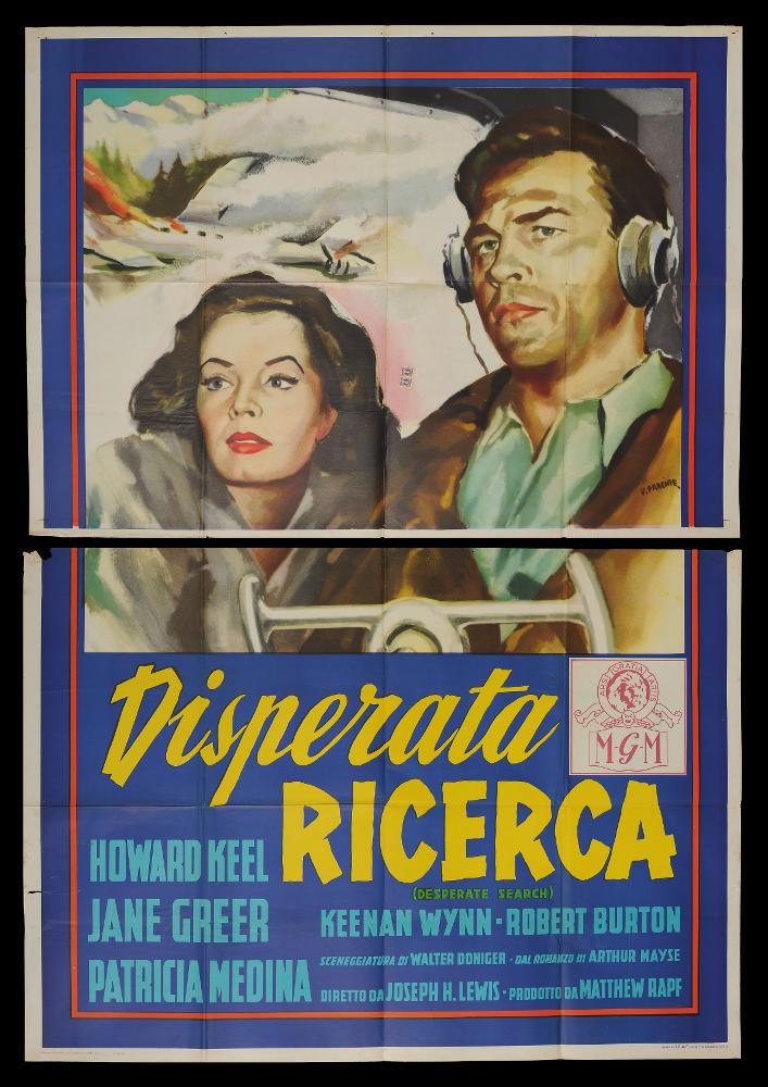 L'immagine riproduce uno dei manifesti conservati presso la Mediateca Regionale Pugliese (vedi Note). Si tratta di uno dei manifesti del film “Disperata ricerca” del 1952 per la regia di Joseph H. Lewis. Il manifesto, a firma dell’illustratore V. Parente, presenta i primi piani dei due protagonisti principali posizionati, come si può intuire dalle cuffie da pilota, in un aereo, sullo sfondo nuvole bianche o un paesaggio innevato che avvolgono l’aereo incidentato. Parente utilizza grandi pennellate sfumate e poche linee decise per tratteggiare particolari dei volti. Il manifesto è diviso in due parti, nella parte superiore vi è l’immagine mentre nella parte inferiore è riportato il titolo in giallo composto da corsivo e stampatello, mentre i nomi degli attori e i credits...
