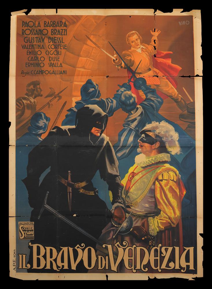 L'immagine riproduce uno dei manifesti conservati presso la Mediateca Regionale Pugliese (vedi Note). Si tratta nello specifico del manifesto del film “Il bravo di Venezia” del 1941 per la regia di Carlo Campogalliani a firma dell'illustratore Rino. La composizione presenta due livelli narrativi, in primo piano due uomini mascherati a figura intera immortalati prima di un duello. Sullo sfondo Rino inscena un duello vero e proprio, da notare il monocromo utilizzato per rappresentare anche i personaggi. Particolare il lettering utilizzato per il titolo, composto da lettere con vari ghirigori sulle estremità....