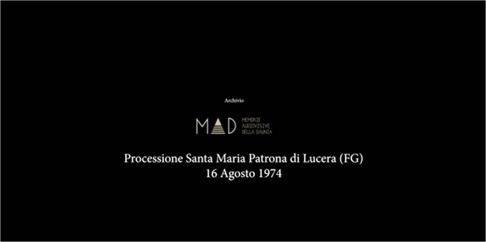 <div class="ql-editor"><div>Il video presenta i momenti salienti della Processione di Santa Maria Patrona di Lucera nella giornata del 16 Agosto 1974.</div><div>Le feste patronali di Lucera (FG), celebrate dal 14 al 16 agosto in onore di Santa Maria Patrona, rappresentano il momento culminante della vita sociale, culturale e religiosa della città e costituiscono il più potente catalizzatore del suo senso di identità collettiva.</div><div>La festa si configura come un autentico sincretismo di devozione, folklore e tradizione, in cui sacro e profano si intrecciano armoniosamente: riti religiosi, solenni processioni, luminarie, concerti e spettacoli pirotecnici scandiscono tre giorni di intensa partecipazione popolare. Si tratta di un vero e proprio rito col...
