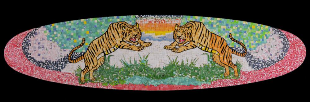 L'immagine digitale riproduce "Mosaico mediterraneo", opera dell'artista barese Mimmo Conenna, personalità vulcanica, che seppe creare relazioni di respiro internazionali per lui e i suoi colleghi, senza mai abbandonare la sua terra. Scomparso nel 1998, Conenna fu docente della cattedra di Decorazione dal 1982 presso l'Accademia di Belle Arti di Bari e molto amato dai suoi allievi, per i quali si batteva per un rinnovamento dell'Arte in Puglia. Per questo fondò dapprima nel 1970 Centrosei, nel '75 la Cooperativa Esperienze Culturali e negli anni '80 il famoso Laboratorio Puglia, a supporto dei giovani talenti, oltre all'organizzazione di diverse edizioni dell'Expo Arte di Bari. Il grande pannello basa tutta la sua forza sulla scena centrale della lotta tra le due tigri ...