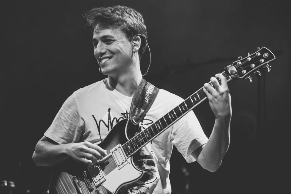 <div>Lo scatto immortala un passaggio del live di <strong>Matteo Mancuso</strong>, talentuoso chitarrista italiano classe 1996, già acclamato da maestri dello strumento come Steve Vai, Al Di Meola e Joe Bonamassa, che lo hanno definito “il futuro” della chitarra elettrica. Il concerto ha avuto luogo a Fasano (BR), sabato 27 luglio, sul palco di Piazza Ciaia durante la XX edizione del Locus Festival.</div>...