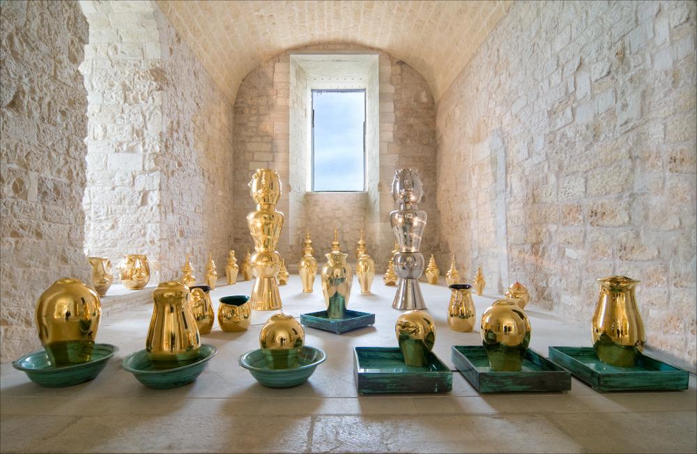 L'immagine digitale è una fotografia grandangolare di Cosmo Laera che ritrae una delle installazioni create dall'artista pugliese Tarshito per la mostra temporanea ed itinerante “Le culture sacre dell'Arte". Fu esposta dal 23 novembre 2008 al 25 gennaio 2009 nel Castello di Trani, successivamente a Milano nei mesi di febbraio e marzo, nei Chiostri di San Simpliciano, Facoltà Teologica dell'Italia Settentrionale, Accademia di Belle Arti di Brera, nel mese di giugno nell'Ex Chiesa di S. Francesco presso l'Assessorato alla Cultura del Comune di Como. L'artista, al secolo Nicola Strippoli, architetto, designer e docente di Design all'Accademia di Belle Arti di Bari concepisce delle installazione in perfetto equilibrio estetico e filosofico con gli spazi del Castello di Tran...