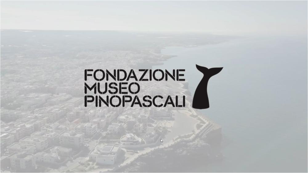 Il video presenta la mostra “Pupi & fantocci”, allestita a febbraio 2021 presso la Fondazione Pino Pascali di Polignano a Mare (Ba). 
Questa dilettevole mostra fa dialogare i pupi della tradizione siciliana, selezionati da Paolo Comentale e provenienti dalla prestigiosa collezione del professor Aldo Mosca, eccellente interprete della scuola catanese a Corato nel teatro dei pupi, con i fantocci in cartapesta del maestro Deni Bianco di Putignano, tra i più conosciuti a livello nazionale nell’arte della cartapesta di tradizione pugliese. 
I pupi realizzati da Aldo Mosca hanno dimensioni notevoli e sono impreziositi da pesanti armature in metallo sbalzato a mano e da preziosi abiti cuciti a mano. I Pupi, diffusi in Italia meridionale durante la dominazione spagnola, sono st...