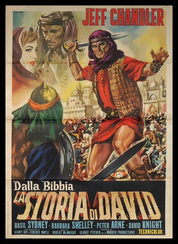 L'immagine riproduce uno dei manifesti conservati presso la Mediateca Regionale Pugliese (vedi Note). Si tratta di una delle versioni grafiche del manifesto del film americano "La storia di David", a firma di Renato Casaro. Autodidatta, tra i maggiori rappresentanti della grafica e del manifesto del secondo dopoguerra, sviluppa una grande tecnica e raffinatezza formale sugli esempi più prestigiosi di altri pittori di cinema, primo tra tutti Cesselon, alla quale mescola linguaggi compositivi più innovativi (fotografico e grafico) anche usando tecniche e strumenti diversi, come l'aerografo. Per questo film storico, Casaro realizza una composizione di grande impatto visivo fatta di più momenti narrativi, piuttosto drammatici, e di uno sfondo architettonico preciso che lasc...