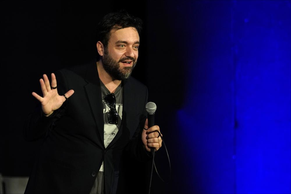 <div>Lo scatto ritrae un momento dello spettacolo teatrale “Il Tour Buonista” di e con Massimiliano Loizzi, andato in scena il 19 gennaio 2024 presso il Teatro AncheCinema di Bari.</div><div>Massimiliano Loizzi è attore, scrittore e regista, volto de Il Terzo Segreto di Satira e autore di romanzi. </div><div>“Il Tour Buonista” è il suo nuovo spettacolo comico: la storia di un uomo di sinistra in Italia. La mattina del 26/09/2022, dentro una cabina elettorale, viene assalito da una crisi. Cosa gli è accaduto? E cosa gli è accaduto in questi ultimi venti anni per averlo portato fin qui? Una vicenda personale per raccontare la storia del Paese in questo ultimo ventennio.</div>...