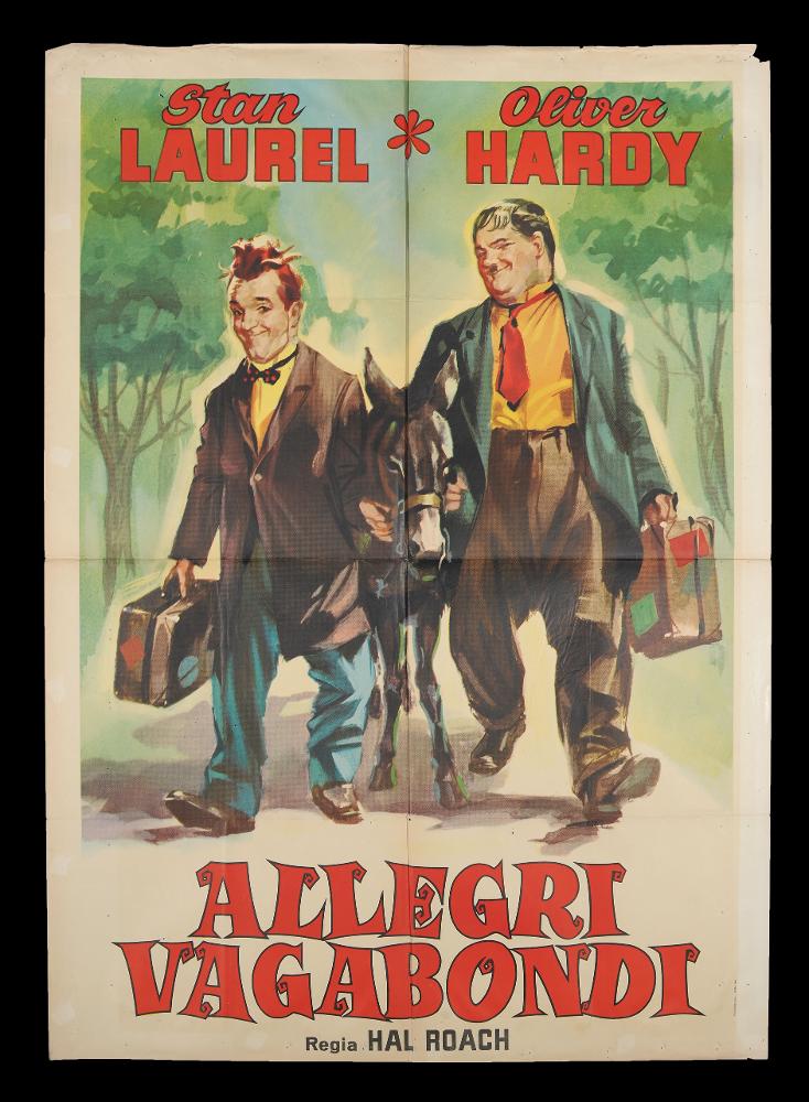 L'immagine riproduce uno dei manifesti conservati presso la Mediateca Regionale Pugliese (vedi Note). Si tratta del manifesto del film "Allegri vagabondi", titolo più popolare de "I fanciulli del West" del 1937, qui nell'edizione di stampa del 1964. È una delle moltissime composizioni grafiche realizzate per la comicità di Stanlio & Ollio, il duo iconico tra i più amati della storia del cinema. Lo stile pittorico dell'opera grafica mette in risalto la loro naturalezza e lo stile unico e caratterizzante dei due attori, fondato su una comicità elementare che sfrutta la mimica facciale e il linguaggio del corpo per gag semplici ed esilaranti, adatte a ogni tipo di pubblico. Il film confermò all'epoca il buon periodo della coppia artistica, nel quale vennero proposte alcune...