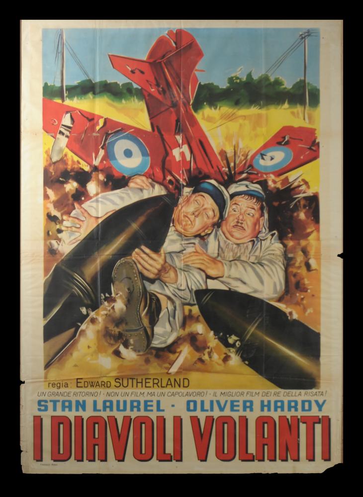 Manifesto di grandi dimensioni che ritrae la celebre coppia Stanlio e Ollio, in inglese Laurel & Hardy, il più famoso duo comico della storia del cinema. I diavoli volanti (titolo originale: The Flying Deuces) è un film del 1939 diretto da A. Edward Sutherland e interpretato da Stan Laurel e Oliver Hardy. È il remake di "I due legionari", prodotto da Hal Roach nel 1931. Il manifesto originale è conservato nell’Archivio della Mediateca Regionale Pugliese....
