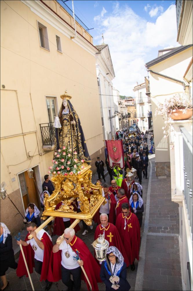 <div class="ql-editor">Siamo nel 2023, durante la Festa Patronale di Maria SS.ma Addolorata a San Marco in Lamis. La fotografia mostra il simulacro della Madonna Addolorata, portato a spalla dai membri dell’Arciconfraternita dei Sette Dolori, che guida la processione attraverso i vicoli del paese. Dietro di loro seguono le autorità del Comune e la banda musicale locale, che accompagna il corteo con le melodie tradizionali.<div><br>La Festa Patronale di Maria SS.ma Addolorata a San Marco in Lamis si celebra ogni anno dal 19 al 21 settembre, con il culmine religioso il 21. La festa combina riti religiosi – celebrazioni eucaristiche, settenario e processione della statua della Madonna – con momenti civili e culturali, tra cui la storica Fiera di San ...