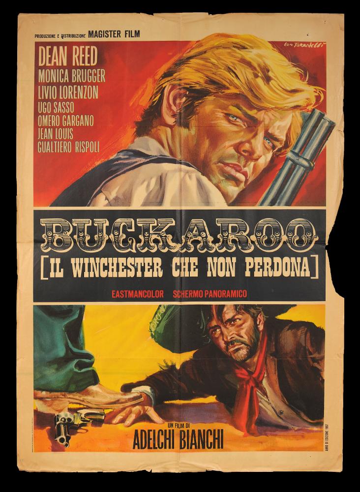 L'immagine riproduce uno dei manifesti conservati presso la Mediateca Regionale Pugliese (vedi Note). Si tratta del manifesto del film "Buckaroo (Il Winchester che non perdona)", a firma di Ezio Tarantelli. Noto per la produzione di illustrazioni per film minori e quelli del genere "Spaghetti western", Tarantelli è un artista e grafico, fondatore dello Studio E2 insieme al collega Enzo Sciotti. Anche per questo film western, Tarantelli concepisce una bella composizione ordinata e chiara. Pennellate decise e fluide, dettagli minuziosi, tonalità calde e bei contrasti chiaroscurali ne fanno un'opera fortemente realistica, in cui l'ambientazione western è immediatamente percepita dai personaggi rappresentati. Il titolo al centro spezza un po' l'ordine dello spazio ma ne acc...