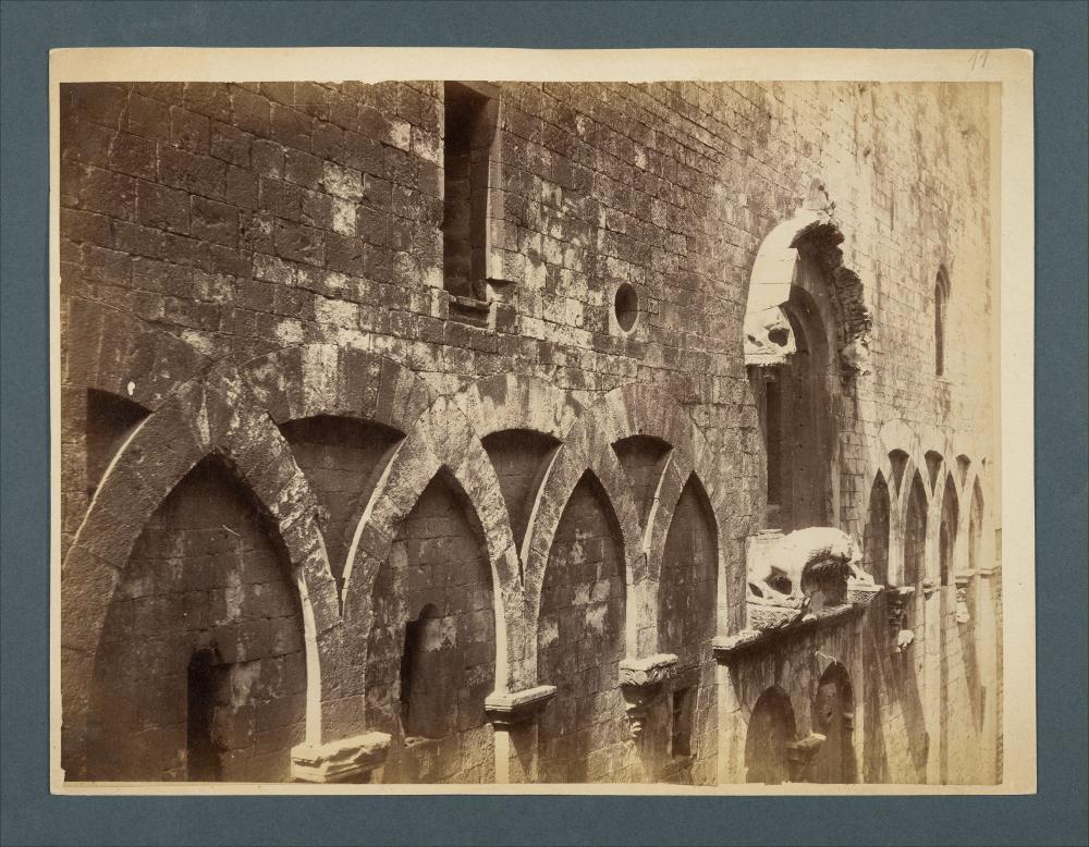 <div class="ql-editor"><div>Ritaglio da fotografia di Romualdo Moscioni del duomo vecchio di San Corrado di Molfetta, con particolare della parete absidale con archi intrecciati e finestrone absidale (XII-XIII secolo).</div><div>La risorsa fa parte della raccolta fotografica di Giuseppe Ceci (1863-1938), studioso delle arti figurative dell’Italia meridionale e tra i promotori delle Società di Storia Patria di Napoli e della Puglia, si inserisce nel vivace clima culturale dell’Italia postunitaria, caratterizzato dal progressivo consolidarsi di una «coscienza nazionale» alimentata anche dal confronto e dal dialogo con le realtà storiche e culturali locali.</div><div>Oggi la Biblioteca Comunale di Andria conserva oltre settecento fotografie ...