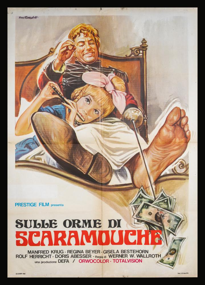 L'immagine riproduce uno dei manifesti conservati presso la Mediateca Regionale Pugliese (vedi Note). Si tratta di una delle versioni grafiche del manifesto del film “Sulle orme di Scaramouche”, del 174 per la regia di Werner W. Wallroth, a firma di Ezio Tarantelli, come si legge ponendo l’attenzione in alto a sinistra. Noto per la produzione di illustrazioni per film minori e quelli del genere "Spaghetti western", Ezio Tarantelli è un artista e grafico, fondatore dello Studio E2 insieme al collega Enzo Sciotti. La composizione grafica è molto ordinata e lo sfondo bianco esalta la scena rappresentata, resa divertente dall'inserimento di particolari come la presenza di una scarpa e di un piede nudo o del denaro sulla punta dello spadino. Tutta la componente tipografica è...