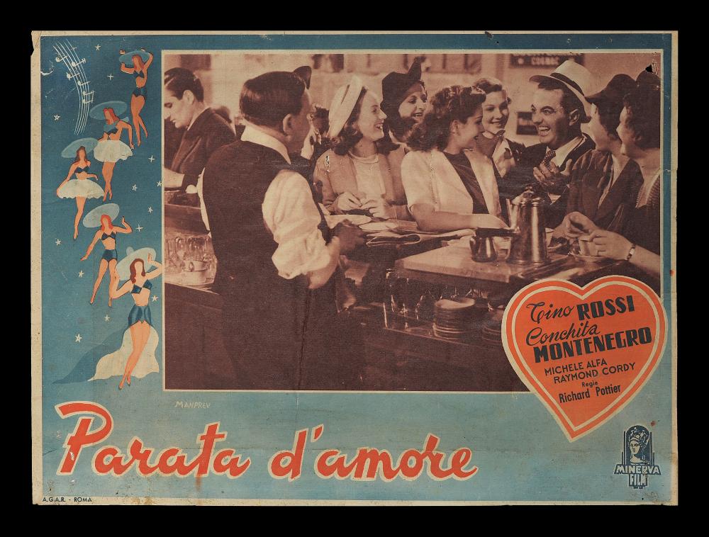 L'immagine riproduce una delle fotobuste conservate presso la Mediateca Regionale Pugliese (vedi Note). Si tratta nello specifico di uno dei soggetti del film in bianco e nero “Parata d’amore” del 1938 per la regia di Richard Pottier. La composizione presenta una fotografia di scena in bianco e nero che immortala un momento all’interno di una caffetteria, come si può notare dalla presenza del bancone, con protagonista principale il bel Tino Rossi, circondato da un gruppo di sorridenti fanciulle. A far da cornice alla fotografia, su uno sfondo carta da zucchero, l’illustratore Manprev pone cinque ragazze, forse del mondo dello spettacolo, con cappelli simili a sombrero. In alto colpisce la presenza di una parte di partitura a suggerire in generale la tematica musicale de...