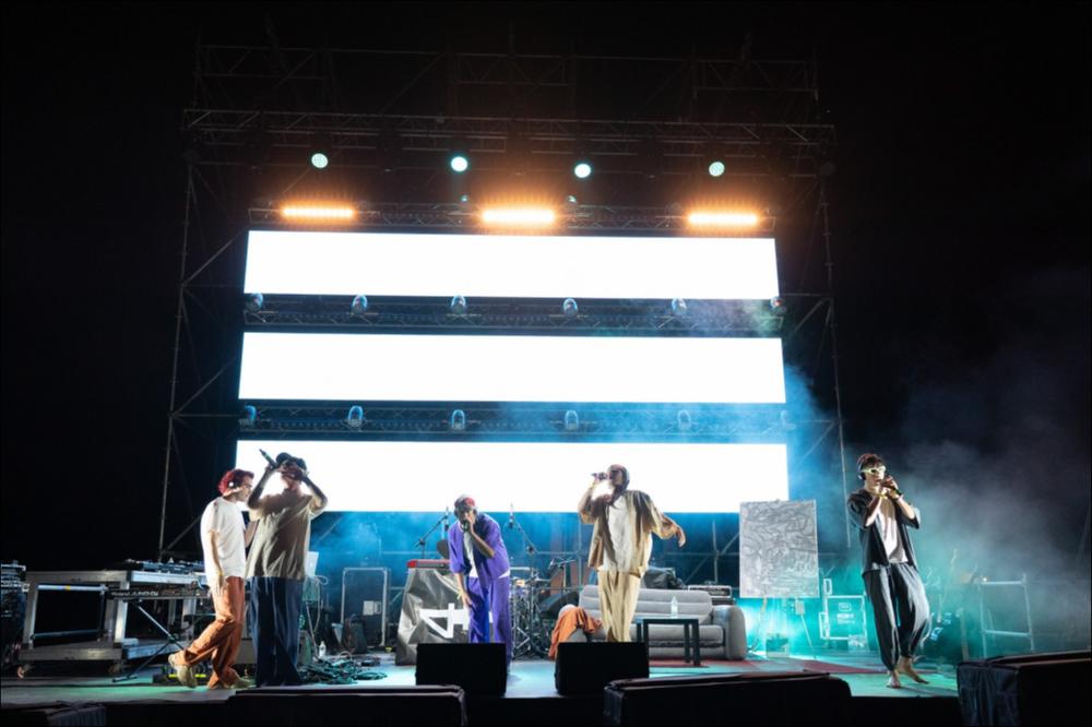 Nella foto un momento della serata di VIVA! Festival 2021 del 6 agosto durante l’esibizione dei BNKR44, collettivo fiorentino di giovani artisti che esplorano e sperimentano le più diverse sonorità contemporanee e nella loro musica mixano linguaggi del pop, rap, elettronica, cantautorato indie secondo un’estetica e un approccio underground. La formazione è attualmente nel roster ed etichetta di Bomba Dischi, una delle realtà italiane che meglio ha saputo interpretare la nuova spinta indie nazionale....