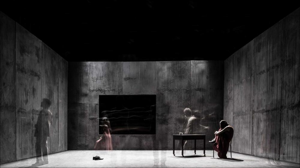 La fotografia in oggetto, ad opera di Alessandro Serra, immortala un momento dello spettacolo “Frame”, spettacolo messo in scena dalla compagnia teatrale Koreja di Lecce con la co-produzione della Compagnia Teatropersona. Frame è uno spettacolo che abbraccia arte e teatro, ispirato nelle scene alle opere dell'artista statunitense Edward Hopper. Una vera e propria immersione nel mondo e nelle opere dell'artista attraverso la descrizione di momenti, persone e frammenti che scandiscono la vita quotidiana dell'uomo contemporaneo. Non ci sono voci ad animare la scena, ma luci, suoni, abiti che riescono a coinvolgere lo spettatore, rendendo lo spettacolo simile ad una visita museale e lo spettatore diviene fruitore che insieme vive e crea l'opera. Con questo scatto sembra di ...