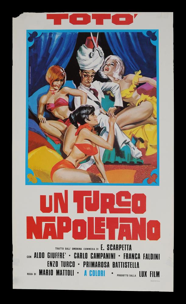 L'immagine riproduce uno dei manifesti conservati presso la Mediateca Regionale Pugliese (vedi Note). Si tratta di una delle locandine del film “Un turco napoletano”, del regista Mario Mattoli del 1953, a firma di Piovano per lo Studio Paradiso, con il quale realizzerà molti manifesti per il cinema. La composizione grafica presenta una illustrazione incentrata sulla figura di Totò, fedelmente ritratto ancora una volta da Piovano, con il volto segnato dalla mimica facciale propria dell’attore. Qui nelle vesti dell’eunuco con il fez come copricapo con delle forbici aperte, simbolo nell’immaginario dell’evirazione. Felice Sciociammocca (Totò) è circondato da tre seducenti ragazze in bikini, con gli sguardi e le movenze ammiccanti, sedute su dei grandi cuscini. Spiccano i c...