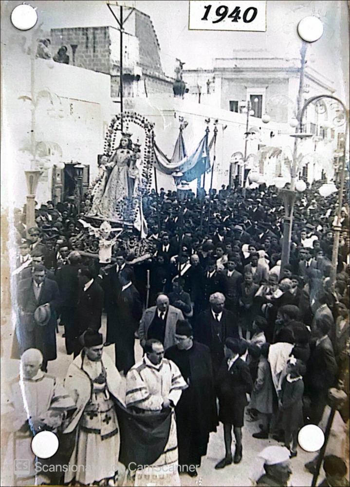 <div class="ql-editor"><div>La fotografia digitalizzata, databile al 1940, è una preziosa testimonianza storica della festa patronale in onore di Maria Santissima delle Grazie a Palagianello (TA). La festa si svolge ancora oggi con celebrazioni religiose ed eventi civili organizzati da un comitato festeggiamenti, nominato annualmente e presieduto dal parroco.</div><div>I festeggiamenti si articolano in diversi momenti dell’anno liturgico e si tengono in particolare durante la Domenica di Pasqua, il Lunedì dell’Angelo, il Martedì di Pasqua, la Domenica in Albis (Ottava di Pasqua) e il 31 maggio, giornata conclusiva dedicata alla Vergine.</div><div>Le origini della festa non sono del tutto certe a causa della scarsità di documentazione stor...