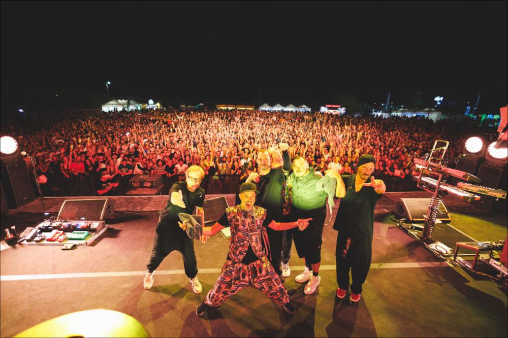 <div>Lo scatto immortala un momento del concerto dei <strong>Subsonica</strong>, protagonisti il 10 agosto 2024 alla Masseria Ferragnano di Locorotondo per la XX edizione del Locus Festival. La storica band torinese, tra le più amate in Italia e fresca di pubblicazione del nuovo album <em>Realtà aumentata</em>, ha ripercorso la propria lunga carriera attraversando le molteplici fasi dell’incontro tra canzone ed elettronica, territorio che i Subsonica hanno esplorato e reinventato con originalità da veri precursori.</div>...