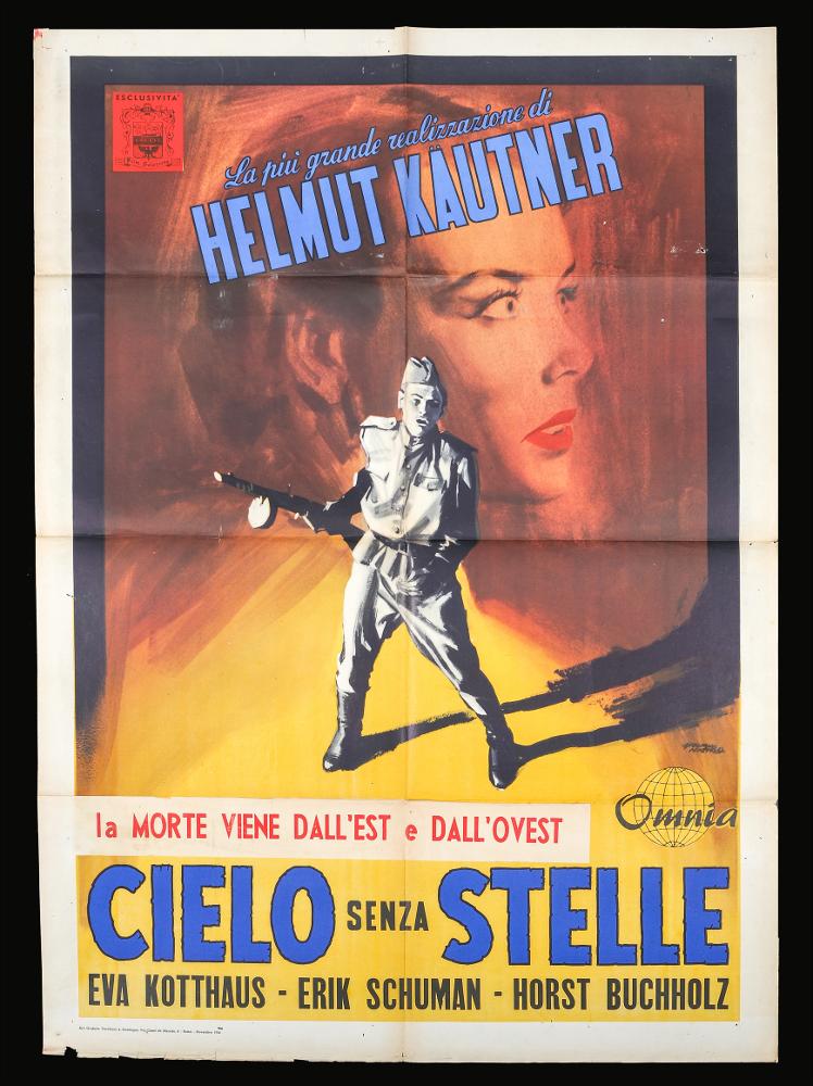 L'immagine riproduce uno dei manifesti conservati presso la Mediateca Regionale Pugliese (vedi Note). Si tratta di uno dei manifesti realizzati per “Cielo senza stelle”, film tedesco drammatico del 1955. La composizione grafica è a firma dell’artista Giuliano Nistri, pittore talentuoso, alla ricerca costante di composizioni intense, ma sempre nuove ed originali. Le sue scene cupe e drammatiche, con chiaroscuri accentuati sono sempre stati la sua nota stilistica. Per quest'opera, l'intensità drammatica è data dal ritratto terrorizzato della protagonista Eva Kotthaus, che Nistri usa come sfondo. L'artista costruisce la prospettiva usando la stesura del colore giallo che fa emergere la figura del soldato in bianco e nero in primo piano, creando un bel contrasto visivo....