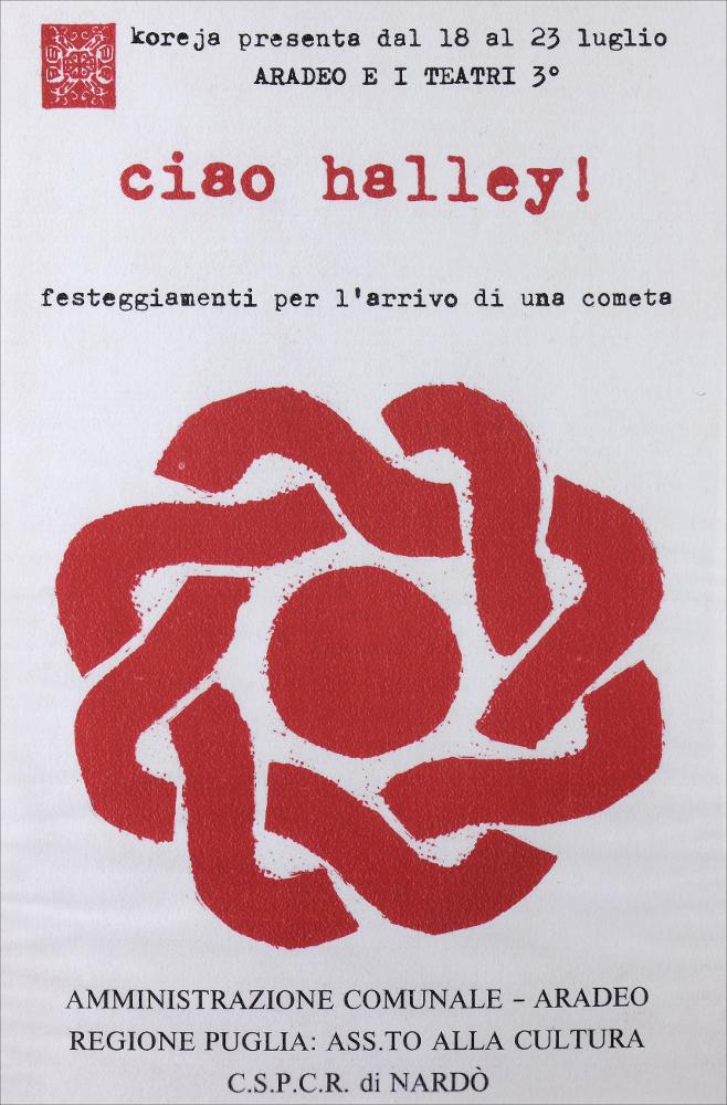L'immagine riproduce la locandina di "Ciao Halley. Festeggiamenti per l'arrivo di una cometa" evento che racchiude gli spettacoli messi in scena dal 18 al 23 luglio, nell'ambito della rassegna "Aradeo e i Teatri" del 1985, giunta alla terza edizione, un vero e proprio appuntamento con il teatro sperimentale che la compagnia nata nel 1983 nel piccolo borgo salentino di Aradeo portò avanti sin dall'anno della sua fondazione. La locandina è molto minimale: su uno sfondo bianco primeggia una cometa rossa stilizzata e si alternano scritte in rosso e nero.