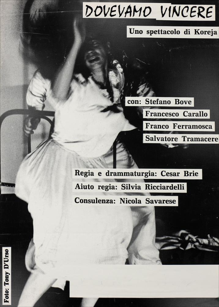 L'immagine ripropone la locandina dello spettacolo “Dovevamo vincere”, messo in scena nel 1985 nell'ambito della rassegna annuale “Aradeo e i Teatri” giunta alla terza edizione con il titolo “Ciao halley - festeggiamenti per l'arrivo di una cometa”, un appuntamento con il teatro sperimentale che la compagnia nata nel 1983 nel piccolo borgo salentino di Aradeo porta avanti sin dall'anno della sua fondazione. Protagonista della locandina in bianco e nero è l'attrice Francesca Carallo, immortalata dalla macchina fotografica di Tony D'Urso. Oltre alla regia e alla drammaturgia dell'argentino César Brie, fondatore nella Bolivia degli anni Ottanta del ‘Teatro de los Andes', la pièce teatrale si avvalse della collaborazione di Silvia Ricciardelli che curò anche la direzione ar...