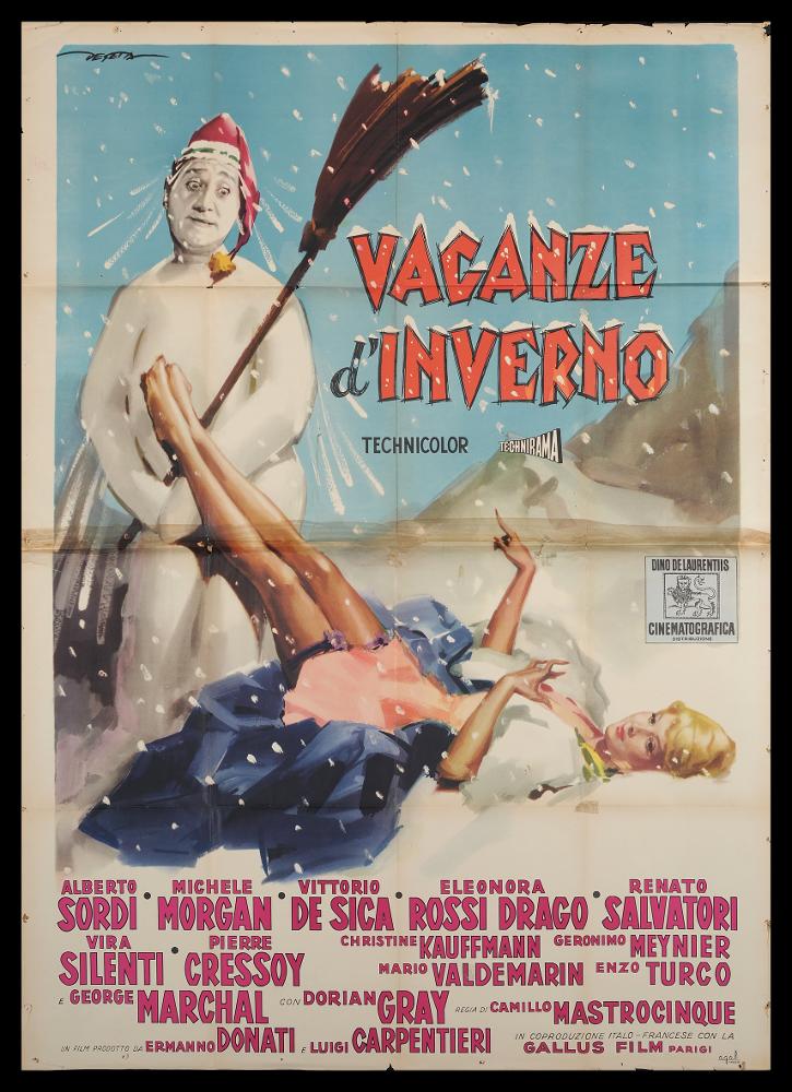 L'immagine riproduce uno dei manifesti conservati presso la Mediateca Regionale Pugliese (vedi Note). Si tratta del manifesto del film "Vacanze d'inverno", a firma di Deseta (Enrico De Seta), disegnatore e pittore italiano, noto come fumettista per giornali satirico-umoristici e periodici per ragazzi e soprattutto per la sua produzione di illustrazioni cinematografiche. La vena umoristica di Deseta si rivela anche in questa composizione, in cui Alberto Sordi prende le sembianze di un pupazzo di neve, che mantiene sul volto le sue tipiche mimiche facciali, esaltandone ironicamente la sua comicità. Pennellate fluide e larghe, quasi espressioniste, pochi colori netti e le due sole figure protagoniste fanno anche di questo manifesto un capolavoro degli anni '50. Artista pol...