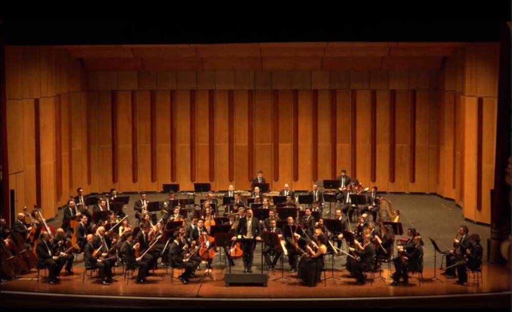 In questa registrazione del 17 marzo 2018, l’Orchestra del Teatro Petruzzelli esegue la Sinfonia n. 9 in Mi minore, op.95 “Dal Nuovo Mondo” di Antonin Dvořak, composta tra dicembre 1892 e maggio 1893 a New York. La Sinfonia n. 9 di Antonín Dvořák (op. 95), nota anche col titolo di Sinfonia "Dal Nuovo Mondo", è la nona e ultima sinfonia del compositore ceco. Il titolo si riferisce al Nuovo Mondo, ossia il continente americano, poiché fu composta negli Stati Uniti d'America quando Dvořák era direttore del National Conservatory of Music of America di New York.