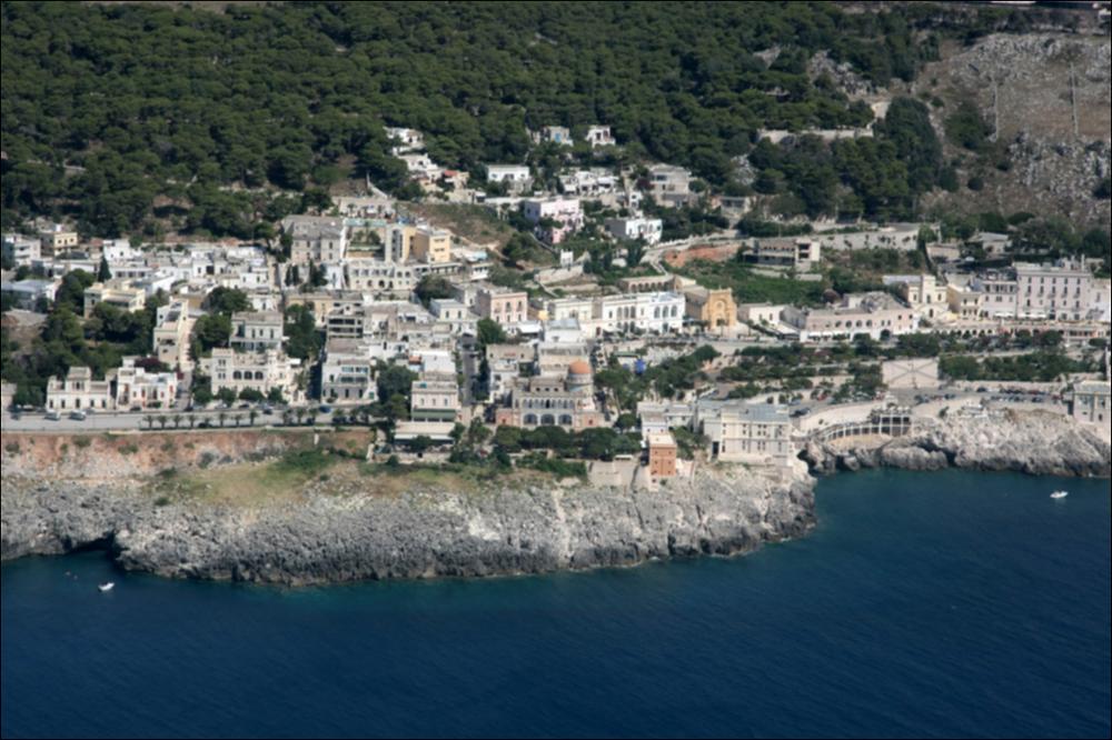 Il comune di Santa Cesarea Terme, rientra nell'ambito paesaggistico del Salento delle Serre. Il tratto costiero che si estende da Otranto a Santa Maria di Leuca, è un paesaggio di forte impatto paesaggistico e scenografico, l'estesa falesia è continua, alta e rocciosa, ricca di grotte, cavità, incisioni e insenature, che sovente proteggono piccole spiagge sabbiose. I tratti rocciosi verso il capo di S. Maria di Leuca, hanno grande valore naturalistico e paesaggistico, si va dalla presenza di boschi ai pascoli, che si intervallano o mescolano nella matrice ambientale dominante - quella agricola olivetata - da qui l'individuazione di diverse aree protette o di interesse comunitario. Le pareti calcaree di questa costa, si presentano modellate e articolate in diversi ordini...