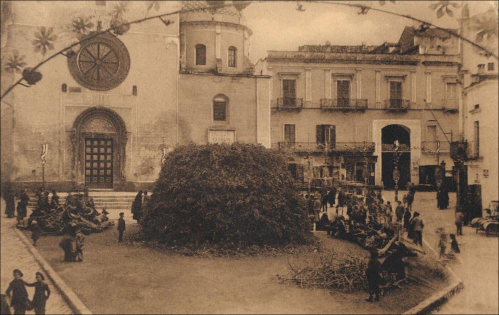 <div class="ql-editor"><div> Foto storica che ritrae la preparazione della focara davanti alla <strong>Cattedrale Maria Santissima Annunziata</strong>, momento centrale dei festeggiamenti. La pira, (la “foc’ra”) simbolo di devozione e tradizione, sarà benedetta dall’Arcivescovo di Taranto e accesa davanti a migliaia di fedeli, dando inizio alla festa patronale.</div><div><br></div><div>Ogni <strong>31 gennaio</strong>, Grottaglie celebra il martirio di <strong>San Ciro</strong>, patrono principale della città. La festa unisce devozione e tradizione popolare, con momenti di preghiera, processioni con migliaia di fedeli scalzi e candele accese, la benedizione della pira da parte dell’Arcivescovo di Taranto e spettacolari fuochi piro...