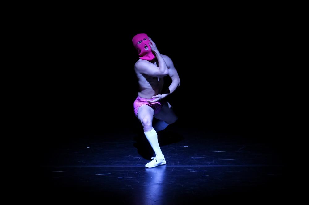 <div class="ql-align-justify">Lo scatto è tratto dalla performance “A Solo in the Spotlights<strong>”</strong> di <strong>Vittorio Pagani</strong> andata in scena il 10 novembre 2024 presso il Teatro Abeliano in occasione del BIG - Bari International Gender Festival.</div><div class="ql-align-justify">Attraversando danza, parole e proiezioni video, Pagani esplora aspetti della vita in scena e le trasformazioni che un corpo affronta quando è sotto i riflettori. In una scissione tra corpo e immagine, il danzatore si scompone, celando o mostrando parti di sé nel tentativo di soddisfare le richieste tipiche della sua professione.</div><div class="ql-align-justify">Vittorio Pagani è un performer e coreografo milanese che esplora temi come la p...