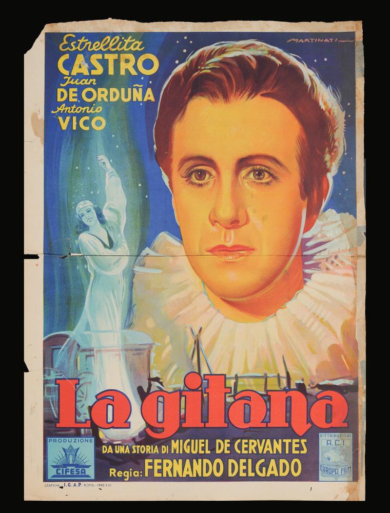 L'immagine riproduce uno dei manifesti conservati presso la Mediateca Regionale Pugliese (vedi Note). Si tratta di una delle fotobuste verticali del film “La gitana” del 1940 per la regia di Fernando Delgado. In alto a destra si legge la firma del toscano Martinati (Luigi Martinati), fondatore con Anselmo Ballester e Alfredo Capitani dello studio BCM, società di produzione di manifesti per il cinema e da considerarsi uno degli interpreti della prima maniera del manifesto di cinema. La composizione grafica presenta alcune delle caratteristiche dello stile del pittore, come la presenza di un grande ritratto realizzato partendo dal dorato e giocando con le sue sfumature, colore che “illumina” tutta la scena, semplice lo sfondo sull’azzurrino movimentato da fasci di luce em...