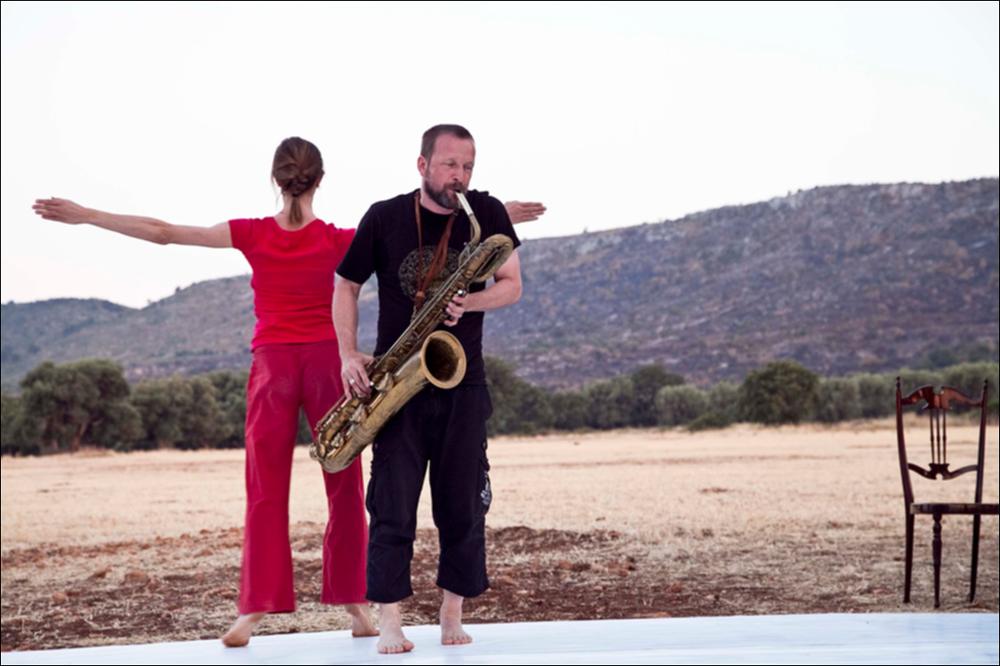 Il video in oggetto è parte della collezione digitale “Puglia Green Hour” nata dall'omonimo progetto di Teatro Pubblico Pugliese. Fu organizzato su un calendario fitto e intenso di spettacoli programmati tra giugno e luglio 2012 all'interno dei Parchi Regionali della Puglia, per parlare di arte, musica, teatro e filosofia ispirati dalle bellezze primordiali del paesaggio pugliese in aree territoriali spesso dimenticate o poco valorizzate. Il breve video girato negli spazi della Masseria Scategna di Ostuni, raccoglie la testimonianza di due giovani ballerine che si esibiscono en plein air sulle note del sassofonista Mats Gustafsson in occasione dell'evento “Dialoghi sul corpo”. Le due performer, Ramona Cala e Simona Bertozzi, chiariscono come il movimento spontaneo e flu...