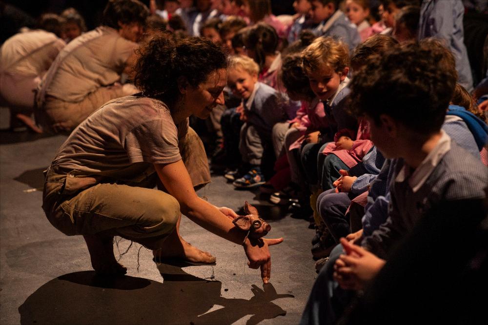 <div class="ql-editor"><div>La foto mostra un momento dei matinée con i ragazzi per lo spettacolo 3 Pigs, presentato nella Sala Teatro dei Cantieri Teatrali Koreja a Lecce per la stagione ragazzi e ragazze 2024/2025. Lo spettacolo è una produzione dei Cantieri Teatrali Koreja e trasforma la sala in uno spazio accogliente e coinvolgente, dove i giovani spettatori possono vivere l’avventura dei tre porcellini in un’esperienza teatrale giocosa e partecipativa.</div></div>...