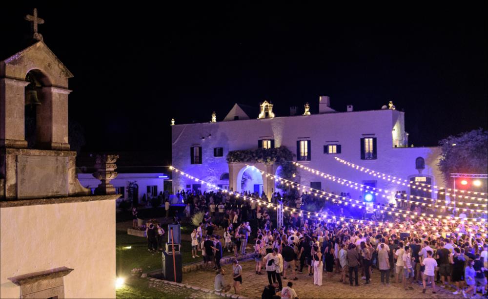 L’edizione 2017 del "VIVA" Festival intende regalare notti magiche alla Valle d’Itria e al pubblico pugliese, nazionale e internazionale. Tra i protagonisti di spicco di questa edizione troviamo Nicolas Jaar (live), Dj Shadow, Madlib, Todd Terje, Ghali, Lorenzo Senni, Kelly Lee Owens, Jolly Mare e Populous (e altri) si aggiungono John Talabot, Rroxymore, Don’t DJ, Jolly Mare, Zippo e Fides. Oltre agli show, ha ospitato una serie di incontri condotti da Carlo Pastore, storico presentatore radiofonico di Babylon su Rai Radio 2, nonché direttore artistico di MI AMI Festival. La fotografia mostra una delle location degli eventi....