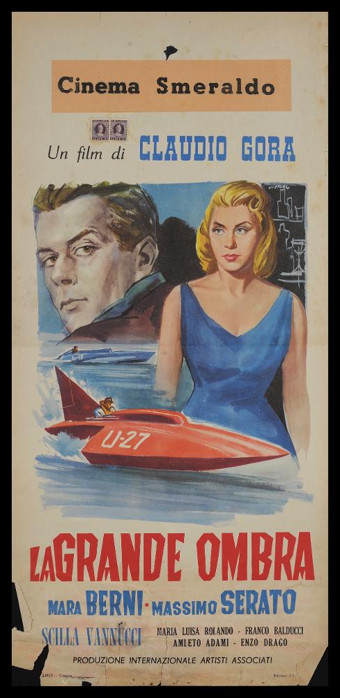 L'immagine riproduce uno dei manifesti conservati presso la Mediateca Regionale Pugliese (vedi Note). Si tratta di una delle locandine del film “La grande ombra”, del 1957 per la regia di Claudio Gora, di cui si conservano anche gli altri formati. L’illustrazione, anche questa a firma di Vittorio, presenta un momento narrativo significativo del film tra i ritratti degli attori protagonisti, Mara Berni che interpreta la bella centralinista Luciana, e Massimo Serrato. Il suo stile dalle linee nette e spezzate, più illustrativo che pittorico, permette comunque a Vittorio di realizzare affascinanti ritratti e una composizione pulita che racconta una storia italiana drammatica, fatta di sofferenze. Belle le macchie tonali di blu che si alternano a quelle rosse....