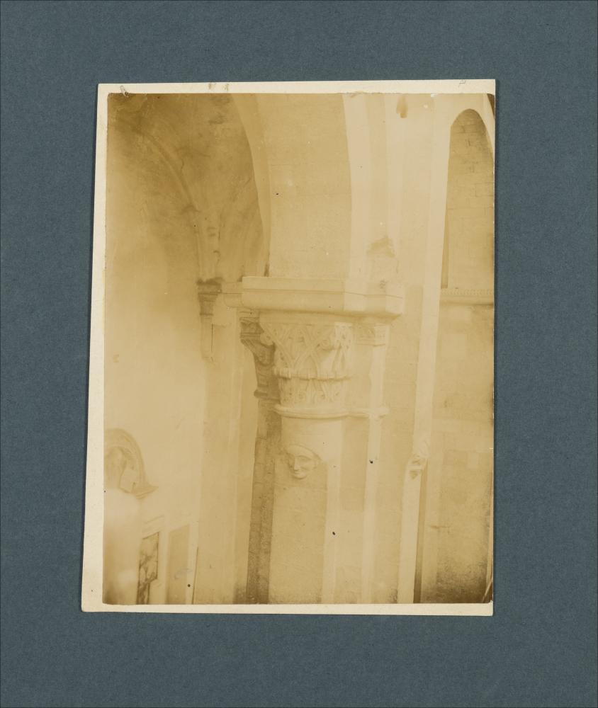 <div class="ql-editor"><div>Documentazione fotografica di capitello, databile al XII secolo, appartenente alle colonne della Cattedrale di Ruvo di Puglia.</div><div>La raccolta fotografica di Giuseppe Ceci (1863-1938), studioso delle arti figurative dell’Italia meridionale e tra i promotori delle Società di Storia Patria di Napoli e della Puglia, si inserisce nel vivace clima culturale dell’Italia postunitaria, caratterizzato dal progressivo consolidarsi di una «coscienza nazionale» alimentata anche dal confronto e dal dialogo con le realtà storiche e culturali locali.</div><div>Oggi la Biblioteca Comunale di Andria conserva oltre settecento fotografie dedicate alla Puglia medievale, a Napoli e al patrimonio storico-artistico dell’I...