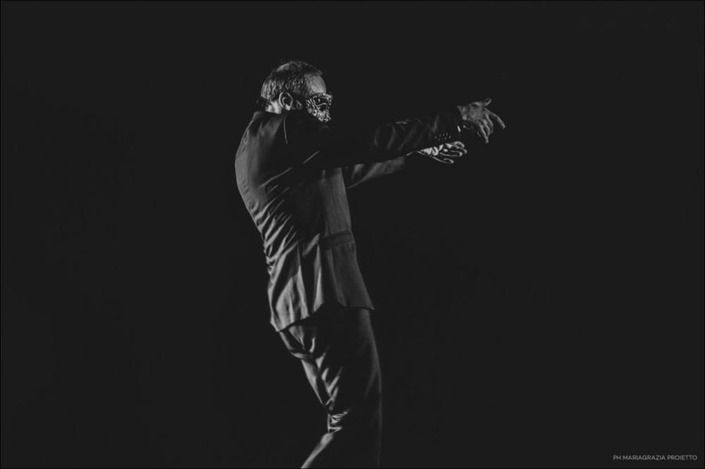 Gli scatti fotografici rappresentano scene tratte dallo spettacolo “Romeo e Giulietta”, una coproduzione internazionale della Compagnia La Luna nel Letto, insieme al Teatrul Excelsior di Bucarest e l'ERT Emilia-Romagna Teatro.
Le immagini sono state scattate durante il periodo di prove effettuate nel mese di luglio e agosto 2022 presso il Nuovo Teatro Comunale di Ruvo di Puglia, durante le prove a Bucarest presso il Teatro Excelsior dal 26 novembre all'8 dicembre 2022 e anche durante l’anteprima dello spettacolo nei giorni 9, 10, 11 dicembre 2022.
La produzione è stata diretta dal regista pugliese Michelangelo Campanale, in una versione multilingue (italiano, inglese e rumeno).
Sulla base della tragedia shakespeariana, Campanale progetta una straordinaria interpretazion...
