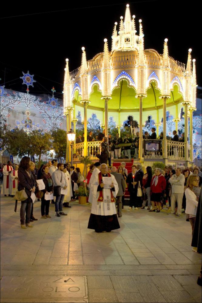 Tra preghiere e canti in onore dei Santi Cosma e Damiano, Patroni della città di Alberobello, lo scatto fotografico ci porta in Piazza del popolo, il punto di vista più pittoresco della Festa Patronale, allestita con luminarie colorate e gremita da una folla di devoti.
La Festa Patronale dei Santi Medici Cosma e Damiano, istituita il 12 aprile 1854, si celebra ad Alberobello, in provincia di Bari, dal 25 al 28 settembre.
Il 25 settembre si apre con la tradizionale fiera dell’antico bestiame e degli utensili agricoli. Il 26 settembre si celebra la festa liturgica. Il 27 settembre è dedicato ai pellegrini: la giornata inizia con la prima Messa alle ore 4.00, seguita dalla solenne processione mattutina alle ore 11.00. Il 28 settembre si concludono i festeggiamenti con ulte...