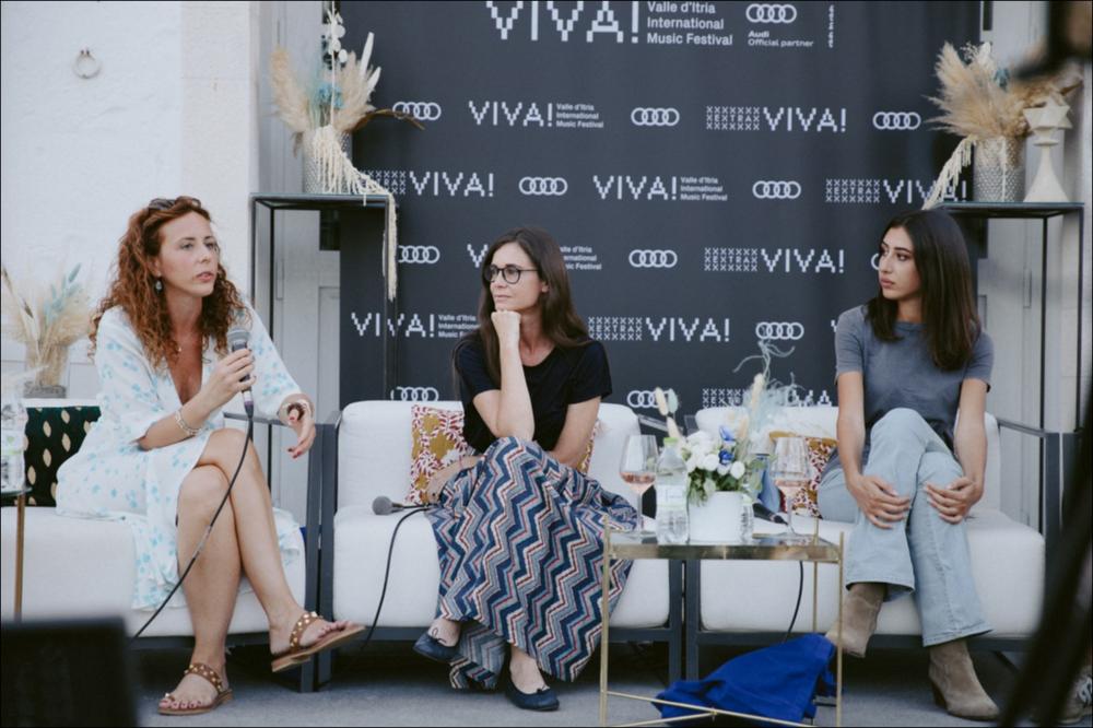 Nella foto un momento del Talk dedicato al tema “Il racconto del mondo, fuori da qui” – Lo sguardo su quello che cambia, su come accade e perché” organizzato per Extra viva! 3 agosto 2021.
Al dialogo hanno preso parte Marilisa Palumbo, giornalista per il Corriere della Sera, Paola Peduzzi, vicedirettrice de Il Foglio e Cecilia Sala, giornalista per Vanity Fair, Will e Il Foglio. 
Le serate all’insegna della musica sono state intervallate dagli appuntamenti dedicati alla convivialità di EXTRA VIVA! 2021, spin off di VIVA! Festival.
EXTRA VIVA! 2021 è un format di incontri, speech e dibattiti in cui dialogano soggetti diversi che guardano insieme al futuro come occasione di costruzione di un mondo più sostenibile e condiviso.
Extra VIVA! 2021 è stato curato da Christian R...