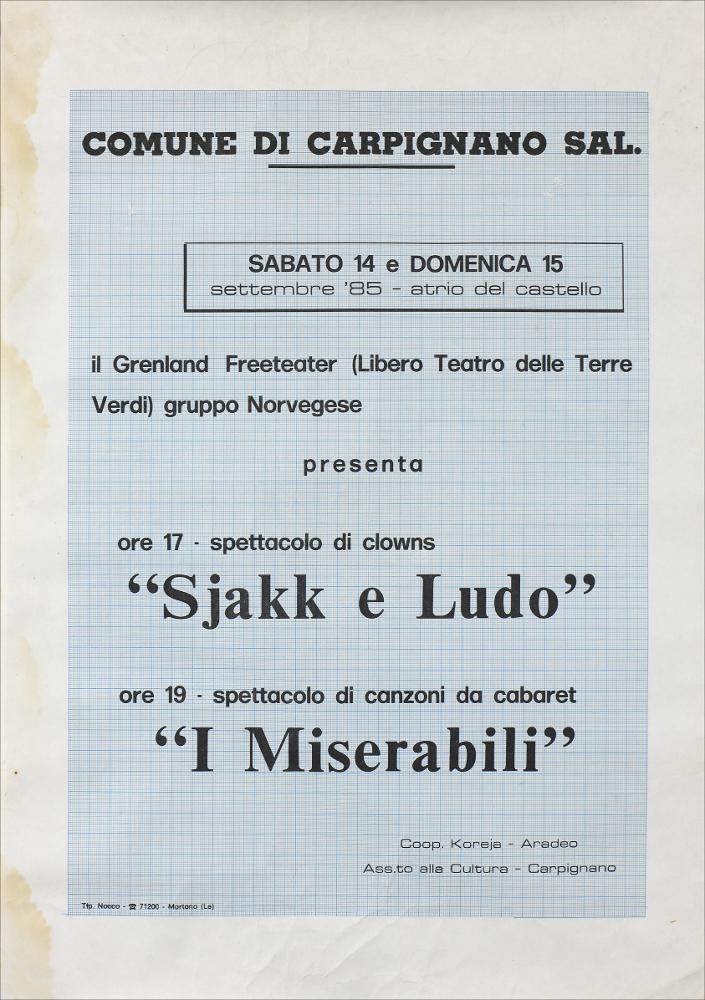 L'immagine ripropone la locandina di due spettacoli organizzati nell'atrio del Castello "Tre masserie", sede della compagnia teatrale Koreja. La locandina si presenta solo con il testo, senza nessuna immagine a corredo. Gli spettacoli, promossi dal Grenland Freeteater - Gruppo norvegese, sono "Sjakk e Ludo", primo spettacolo per bambini con protagonisti clown che ricordano antichi eroi del cinema muto ed eroi originari della città di Porsgrunn e "I Miserabili", spettacolo musicale ironico ricco di un repertorio di canzoni da cabaret.
