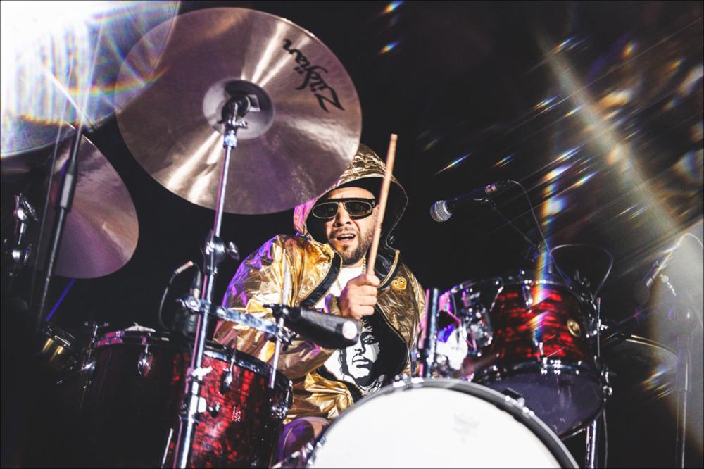<div>Lo scatto cattura l’intensità del live di <strong>Kassa Overall</strong>, andato in scena il 9 agosto 2024 per la XX edizione del Locus Festival, nella storica Piazza Aldo Moro di Locorotondo. Musicista jazz, MC, cantante, produttore e batterista newyorchese, Kassa intreccia sperimentazione d’avanguardia e tecniche di produzione hip-hop, aprendo nuove e inesplorate traiettorie nel dialogo tra jazz e hip-hop.</div>...
