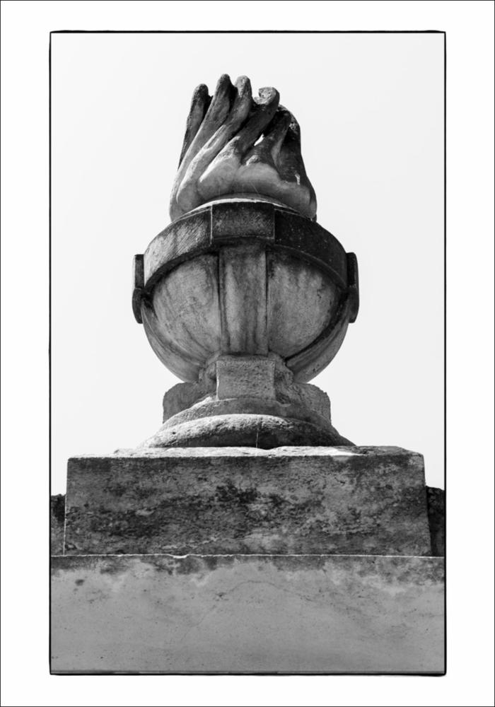 L'immagine digitale mostra un primo piano della lampada votiva del Monumento ai Caduti di Castellana Grotte, centro di tutta l'opera posto sulla sommità della scultura che riporta incisi i nomi dei caduti in guerra. L'opera, realizzata nel 1921 da Francesco Pinto (sul blocco scultoreo è riportata la firma), scultore originario di Castellana con studio a Firenze, fu poi rifatta nel 1948 quando Giovanni Laricchia sostituisce, con una iconografia completamente nuova, la scultura della patria in bronzo con una lampada votiva. La fotografia è stata esposta nel Salone degli Affreschi del Palazzo Ateneo di Bari per la mostra fotografica “La memoria della Grande Guerra in Puglia”, a cura di Isabella Di Liddo con foto di Roberto Sibilano, presentata in occasione del Convegno Naz...