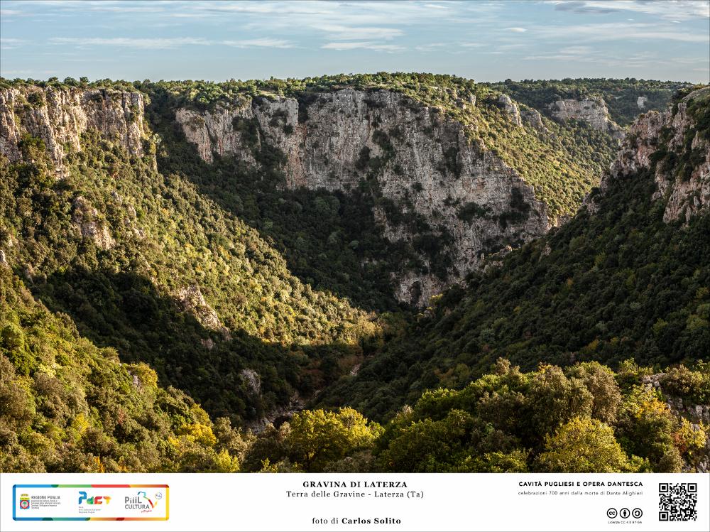 La Gravina di Laterza, che lambisce l’omonimo comune, si estende per 12 chilometri, con diverse anse e con variazioni di profondità che raggiungono in alcuni casi più di 200 metri. Rimane sorprendente pensare che queste pareti ripide, in alcuni punti verticali, sono il risultato del lento scorrere del torrente al suo interno, che ha messo in luce rocce calcaree risalenti al Cretaceo. 
L’immagine digitale fa parte della raccolta di fotografie prodotte da Carlos Solito per il Progetto digitale “Sillabario sotterraneo – Viaggio dantesco nelle Grotte di Puglia” – realizzato nell'ambito della LEGGE REGIONALE 30 dicembre 2020 - art. 39 “Cavità pugliesi e opera dantesca - Celebrazioni 700 anni dalla morte di Dante Alighieri”.