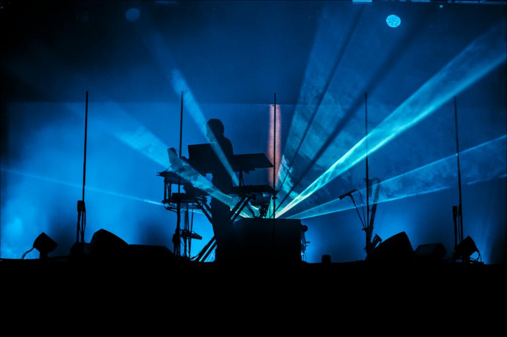 L’edizione 2017 del "VIVA" Festival intende regalare notti magiche alla Valle d’Itria e al pubblico pugliese, nazionale e internazionale. Tra i protagonisti di spicco di questa edizione troviamo Nicolas Jaar (live), Dj Shadow, Madlib, Todd Terje, Ghali, Lorenzo Senni, Kelly Lee Owens, Jolly Mare e Populous (e altri) si aggiungono John Talabot, Rroxymore, Don’t DJ, Jolly Mare, Zippo e Fides. Oltre agli show, ha ospitato una serie di incontri condotti da Carlo Pastore, storico presentatore radiofonico di Babylon su Rai Radio 2, nonché direttore artistico di MI AMI Festival. La fotografia mostra una delle serate di musica elettronica. Lo scatto, che potremmo definirlo monocromatico, mostra effetti di illuminotecnica....