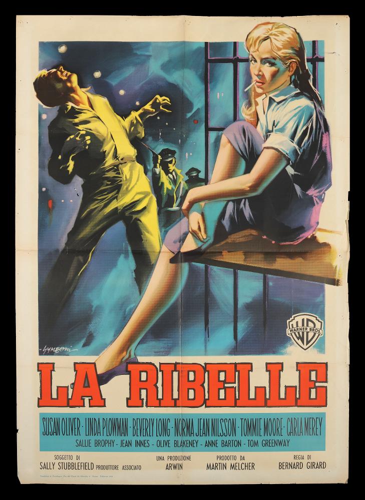 L'immagine riproduce uno dei manifesti conservati presso la Mediateca Regionale Pugliese (vedi Note). Si tratta di uno dei manifesti del film “La ribelle” del 1957 per la regia di Bernard Girard. La firma che si legge in basso a sinistra è dell’illustratore ferrarese Symeoni (Symeoni Sandro). Tra i pittori di cinema più prolifici, in questo manifesto si ritrovano molte delle sue peculiarità stilistiche, in primis la sua grande pittoricità, la modernità nella composizione e suddivisione dello spazio grafico, l’uso di pennellate larghe e verticali. I colori qui utilizzati sono scuri e sembrano ricreare una atmosfera notturna onirica enfatizzata dal celeste e viola dello sfondo che sembrano ricreare nebulose celesti. I colori si ritrovano anche negli abiti della bellissima...