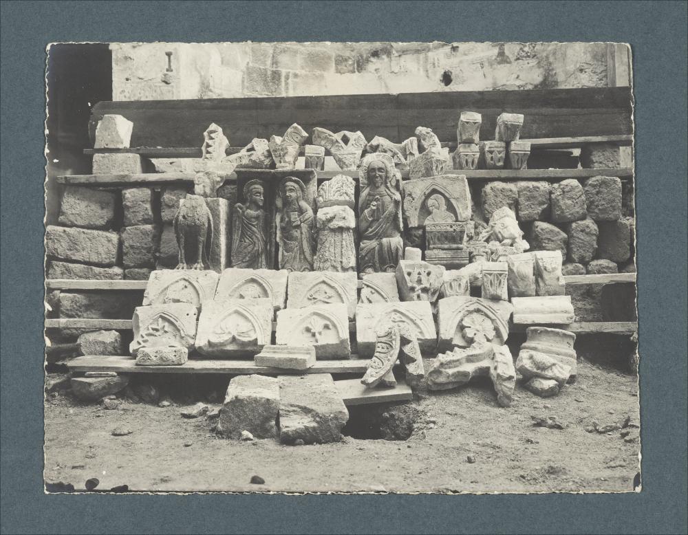 <div class="ql-editor"><div>Documentazione fotografica di frammenti della decorazione medievale della Cattedrale di Santa Maria Assunta in Cielo di Conversano, prima dei restauri del 1914, da uno scatto fotografico di Casimiro Angelo Russo.</div><div class="ql-align-justify">L'immagine digitale fa parte della raccolta fotografica di Giuseppe Ceci (1863-1938), studioso delle arti figurative dell’Italia meridionale e tra i promotori delle Società di Storia Patria di Napoli e della Puglia. Tale raccolta si inserisce nel vivace clima culturale dell’Italia postunitaria, caratterizzato dal progressivo consolidarsi di una «coscienza nazionale» alimentata anche dal confronto e dal dialogo con le realtà storiche e culturali locali.</div><div class...