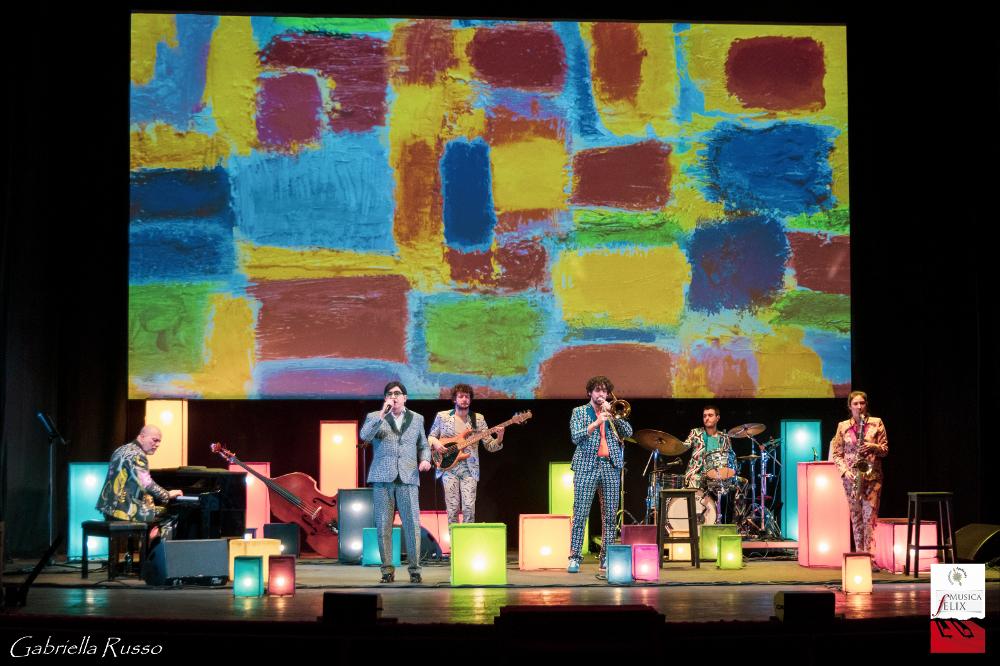 <div>L’immagine è tratta dallo spettacolo ‘Ci vuole orecchio – Elio canta e recita Enzo Jannacci’ con Elio, leader del gruppo Elio e le Storie Tese, andato in scena il 22 gennaio 2024 in occasione della IX Edizione di Musica felix, la rassegna organizzata della Fondazione Apulia Felix Onlus con la preziosa direzione artistica del musicista Dino De Palma con otto spettacoli in cartellone dal 22 gennaio al 25 maggio 2024.</div><div>Lo spettacolo è un ibrido tra circo, teatro-canzone e concerto: Elio, guidato dagli arrangiamenti di Paolo Silvestri e accompagnato da una band di cinque musicisti, ripercorre in modo eccentrico e giocoso il repertorio di Enzo Jannacci. Il cantautore milanese, maestro nel mescolare comicità e malinconia, h...