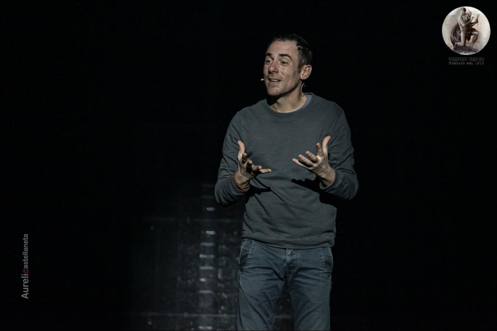 <div>Lo scatto riprende una scena tratta dallo spettacolo "Paradiso XXXIII" con Elio Germano, in scena il 31 gennaio e il 1º febbraio 2024 al Teatro Orfeo di Taranto. Lo spettacolo porta sul palco l’impossibilità di Dante di descrivere l’immenso e l’indicibile. L’allestimento crea per lo spettatore un’esperienza quasi fisica davanti alla grandezza evocata nei versi danteschi. Germano e il musicista Teho Teardo uniscono voce e suono per avvicinarsi al mistero celebrato da Dante, mentre la regia visionaria di Simone Ferrari e Lulu Helbaek fonde teatro, tecnologia e suggestioni da grandi spettacoli internazionali. Il risultato è una rappresentazione che trascende i confini del teatro tradizionale, creando un’esperi...