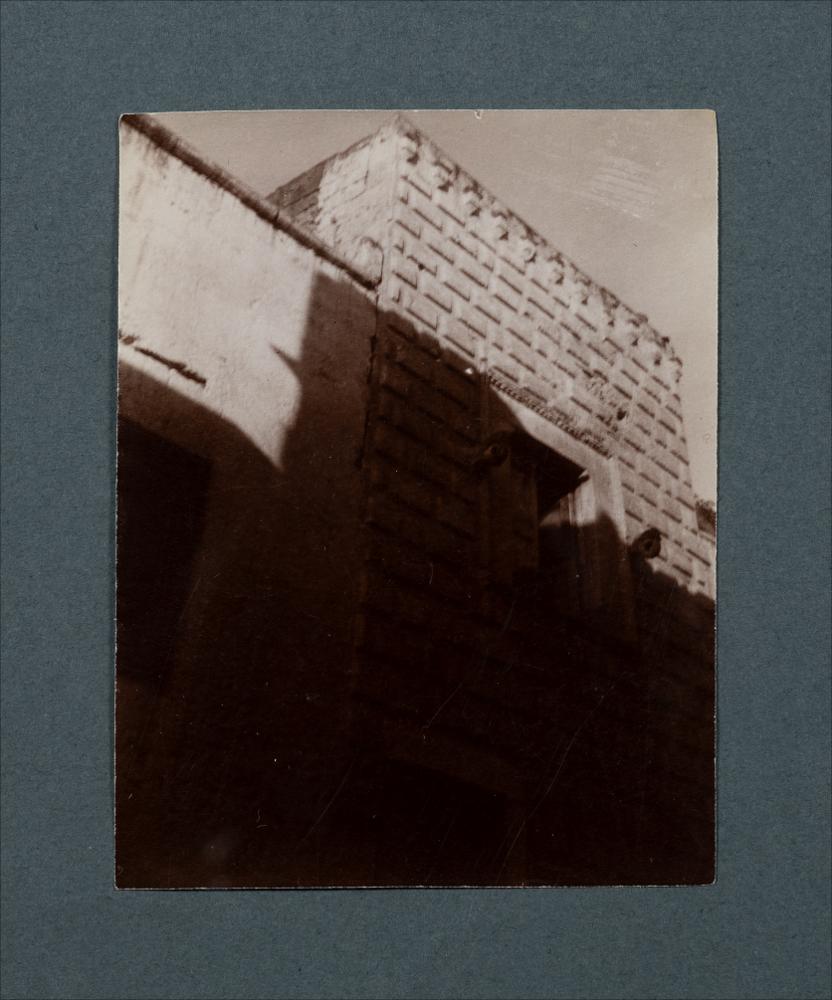 <div class="ql-editor"><div>Documentazione fotografica: Casa rinascimentale in Andria.</div><div><br></div><div>La raccolta fotografica di Giuseppe Ceci (1863-1938), studioso delle arti figurative dell’Italia meridionale e tra i promotori delle Società di Storia Patria di Napoli e della Puglia, si inserisce nel vivace clima culturale dell’Italia postunitaria, caratterizzato dal progressivo consolidarsi di una «coscienza nazionale» alimentata anche dal confronto e dal dialogo con le realtà storiche e culturali locali.</div><div>Oggi la Biblioteca Comunale di Andria conserva oltre settecento fotografie dedicate alla Puglia medievale, a Napoli e al patrimonio storico-artistico dell’Italia meridionale. Il corpus restituisce la ricchezza...