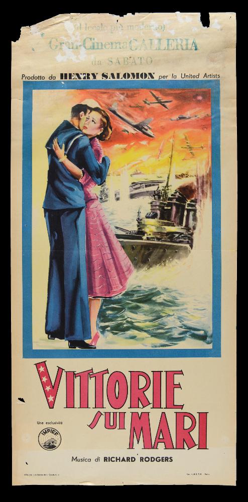 “Vittorie sui mari” (titolo originale “Victory at sea”) è un film documentario del 1954 diretto da Henry Salomon, su sceneggiatura firmata da Richard Hanser ed Henry Salomon, con le musiche di Richard Rodgers.
La locandina cinematografica non reca firma dell’autore. Lo stile pittoresco, nelle pennellate fugaci e nei colori vivaci, trasmette un’intensità narrativa di grande impatto. Uno scenario di guerra e distruzione dai colori infuocati fa da sfondo alle due figure in primo piano ritratte in un doloroso abbraccio di congedo.
La locandina originale è conservata nell’Archivio della Mediateca Regionale Pugliese....