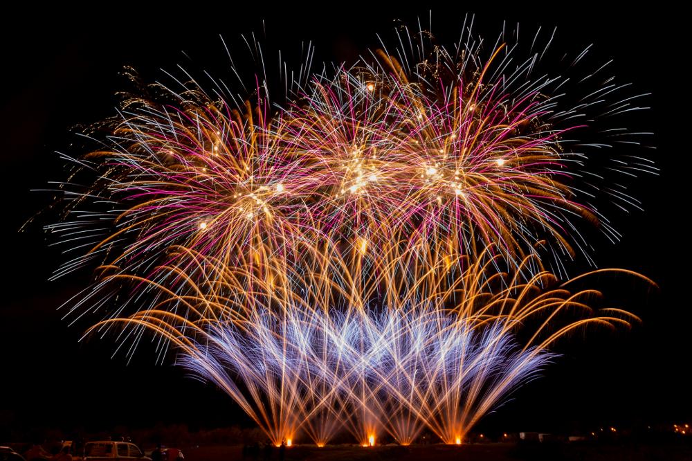 Lo scatto immortala un momento suggestivo del meraviglioso spettacolo pirotecnico che chiude i festeggiamenti della Festa Patronale di San Niceta a Melendugno.
La Festa Patronale di San Niceta Goto Martire, istituita nel 1740, si celebra nei giorni 15 e 16 Settembre a Melendugno in provincia di Lecce. Il rito religioso parte nove giorni prima della Festa, con delle celebrazioni eucaristiche presso la chiesa Madre e in forma esclusiva viene celebrata la santa messa in rito bizantino presso l’Abbazia di San Niceta situata in Melendugno sin dal 1167, riconosciuta appunto come uno dei più importanti riferimenti storici del territorio.
Il giorno della vigilia della Festa, come da tradizione pluricentenaria, al termine della Santa Messa, i fedeli accompagnati da un concerto b...